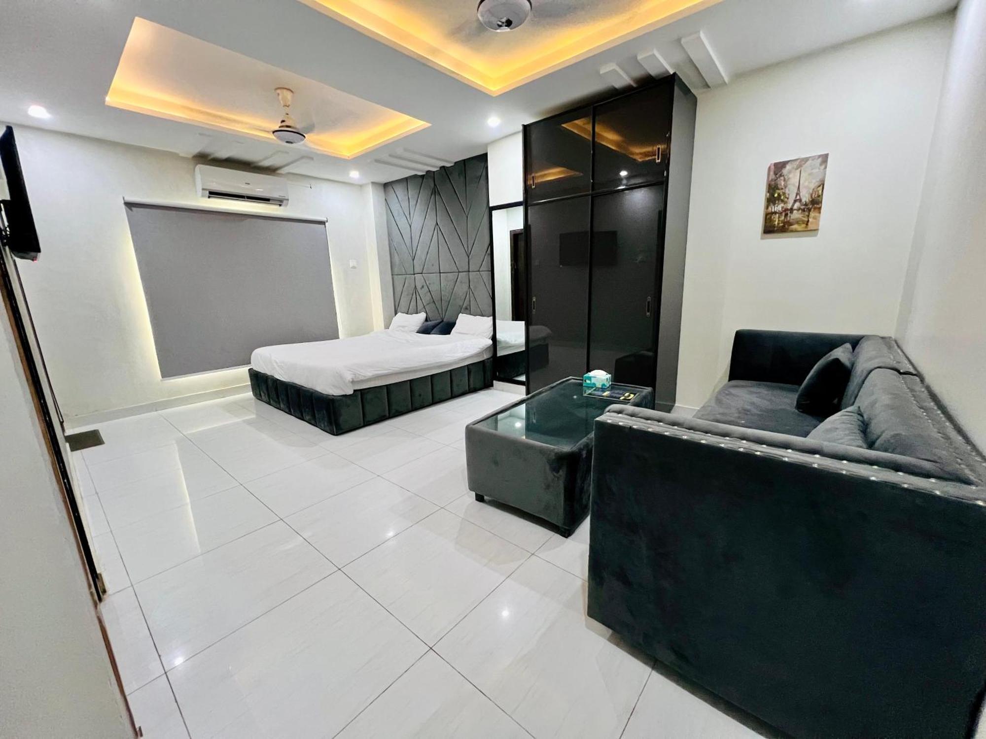 Отель Premier Heights Jhelum Экстерьер фото